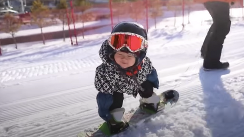 Un bébé de 11 mois sur un snowboard fait sensation sur la toile...